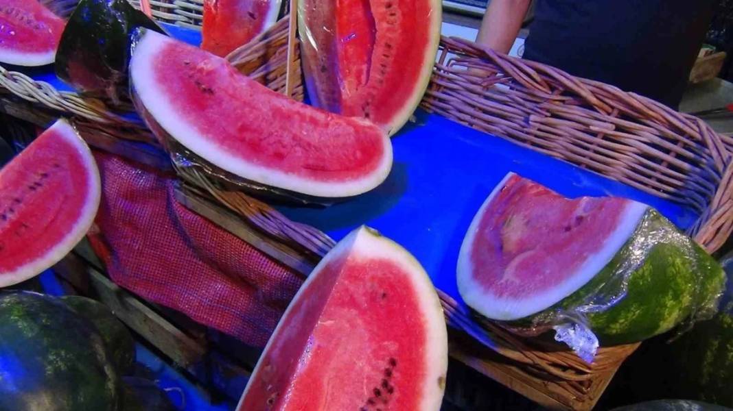 Dilim karpuzun fiyatını duyanlar küçük dilini yuttu! Asgari ücretliye karpuz almak hayal oldu 1